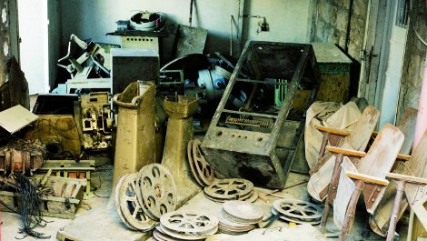 The projection booth with old inventory. © Fabian Zapatha