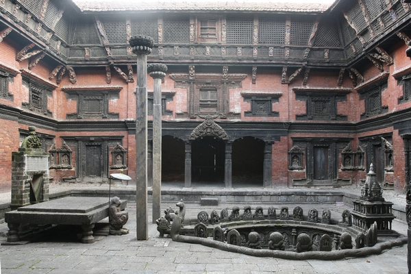 The palace’s interior courtyard with the Tusa Hiti fountain.